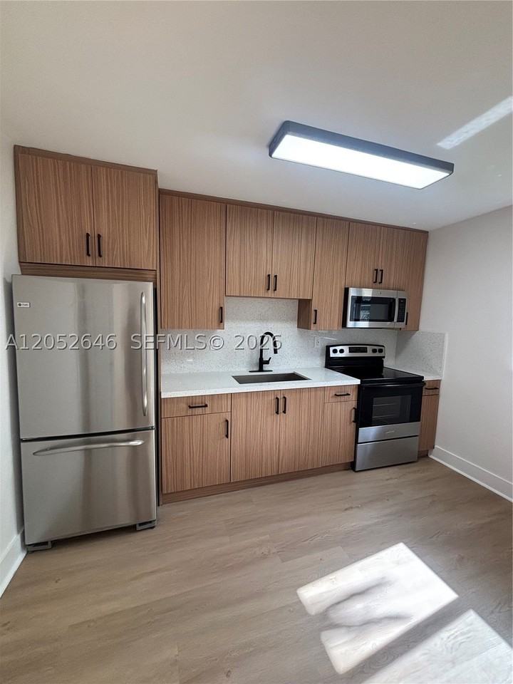 1353 Nw 5th St #1 - Photo 2 of 12