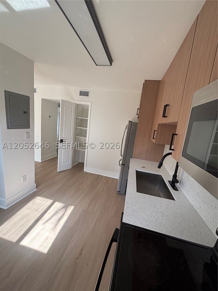 1353 Nw 5th St #1 - Photo 3 of 12