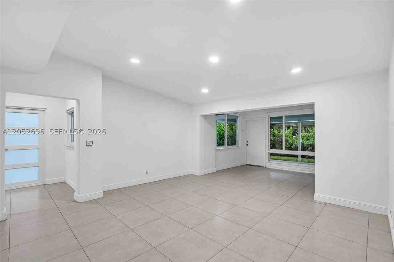 1580 Ne 139th St - Photo 7 of 36