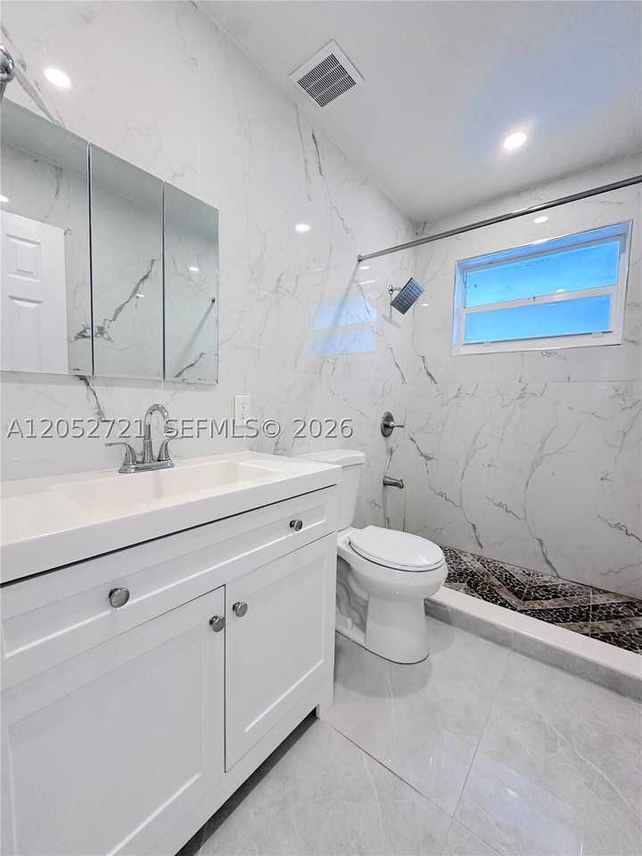 940 Nw 32nd Ct - Photo 3 of 7