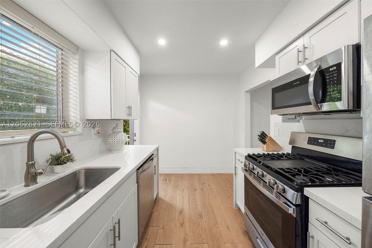 1125 99th St #9 - Photo 7 of 26