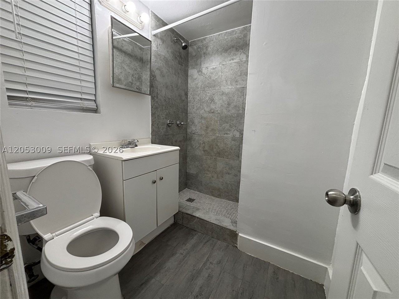 1843 Dewey St #121 - Photo 5 of 9