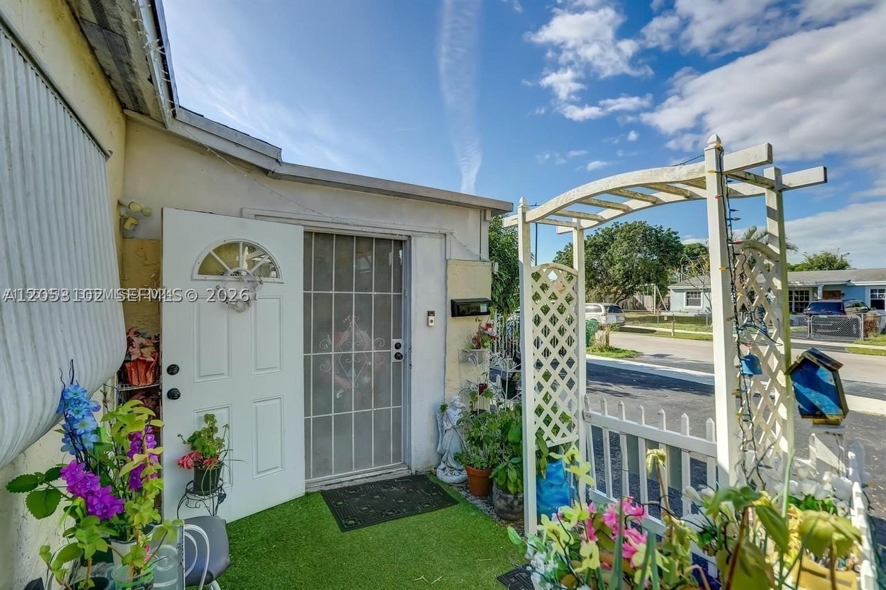 2200 Sw 42nd Way #A - Photo 2 of 12