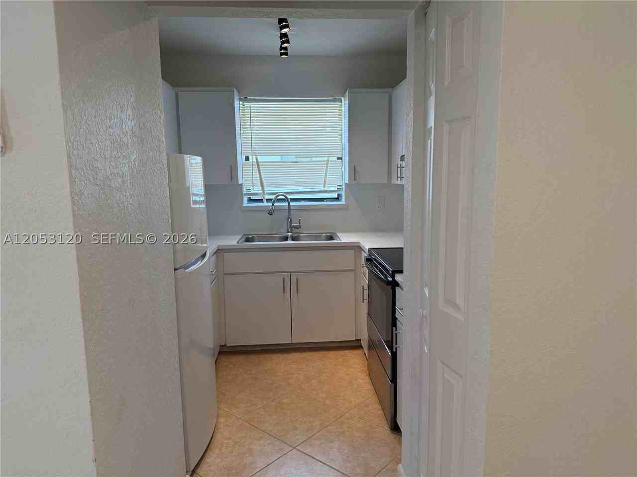 2120 Thomas St #2122 - Photo 3 of 24