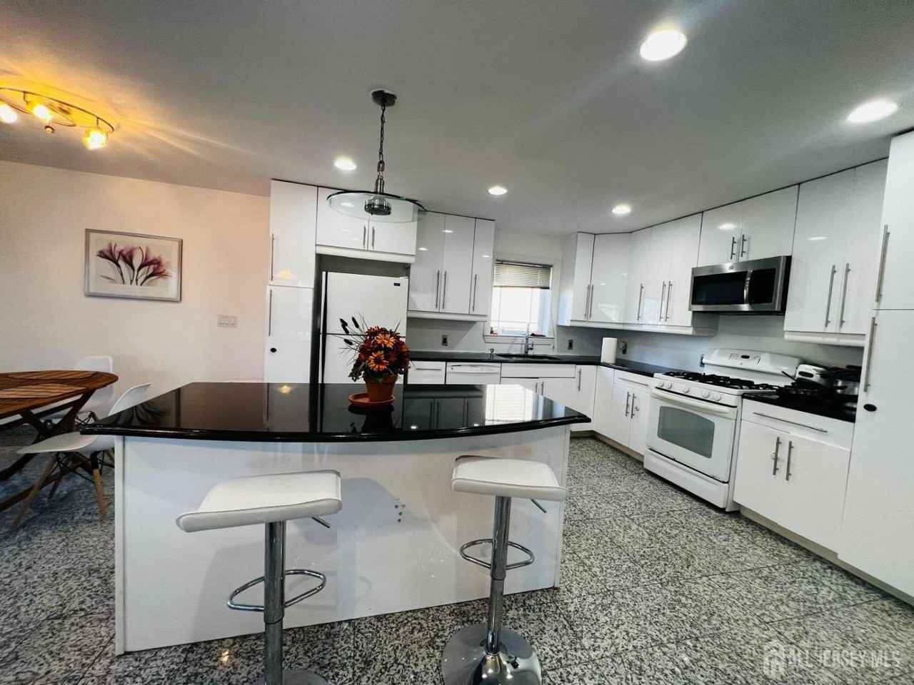 63 Jefferson Blvd - Photo 2 of 13