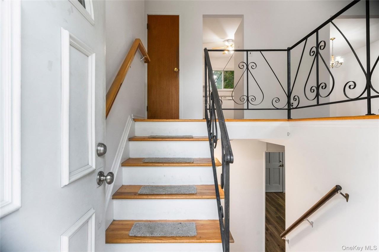 39 Wolfhollow Rd - Photo 2 of 37