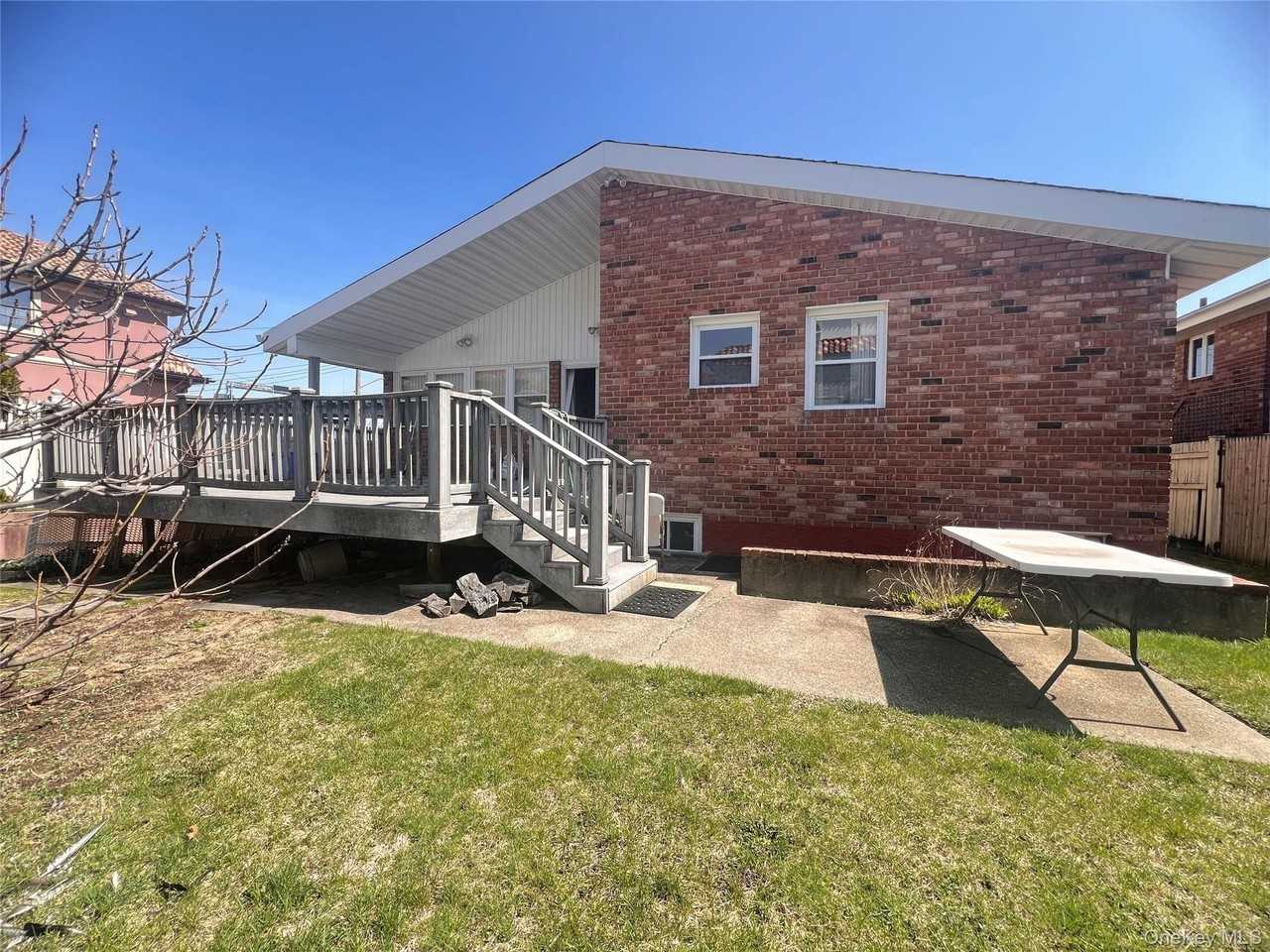 1214 Utopia Pkwy - Photo 2 of 14