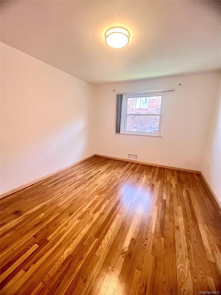 1214 Utopia Pkwy - Photo 5 of 14