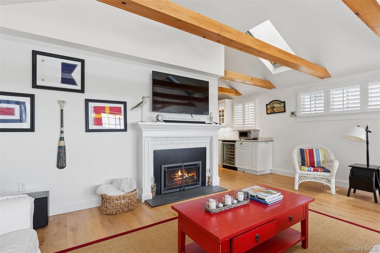 33 Bay Ave - Photo 3 of 24