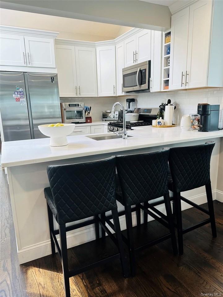 92 Clapham Ave - Photo 2 of 5