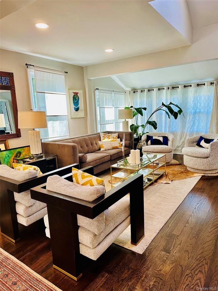 92 Clapham Ave - Photo 3 of 5