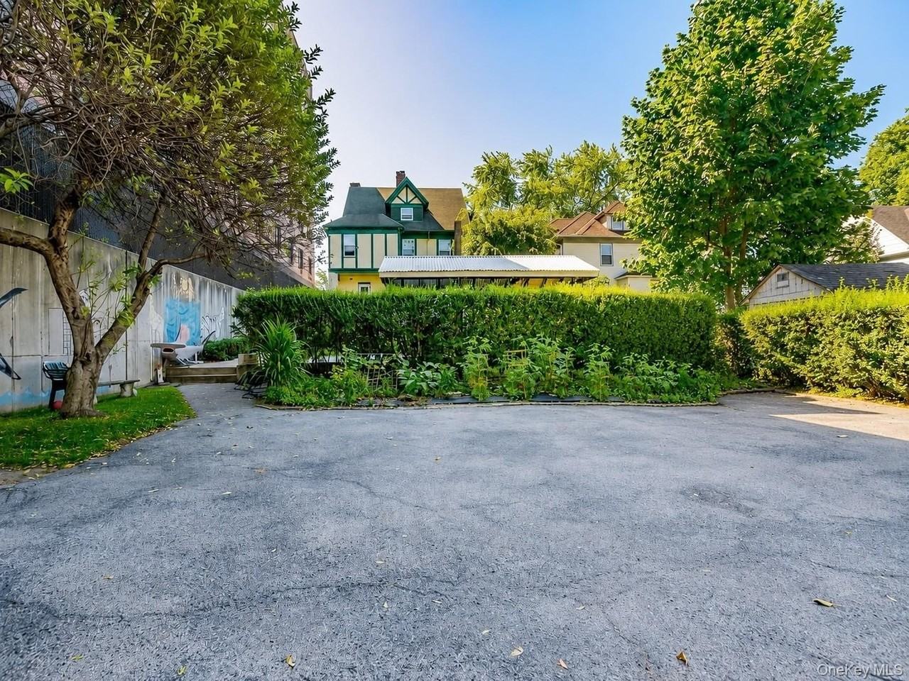 131 Lockwood Ave - Photo 4 of 8