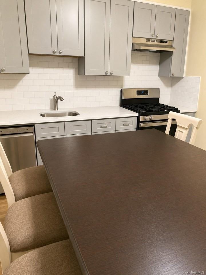 131 Lockwood Ave - Photo 5 of 8