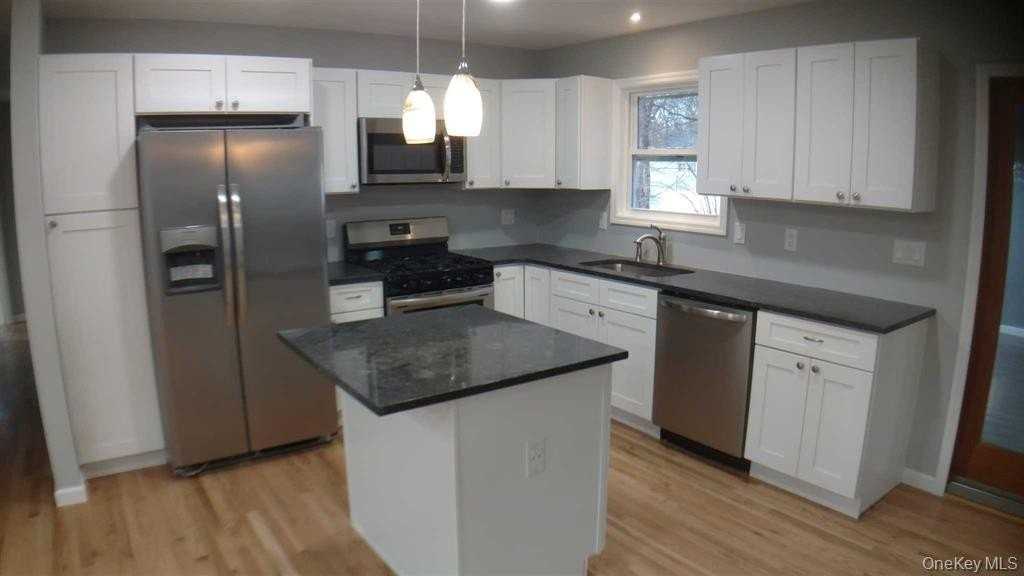 29 Heaney Dr - Photo 4 of 17