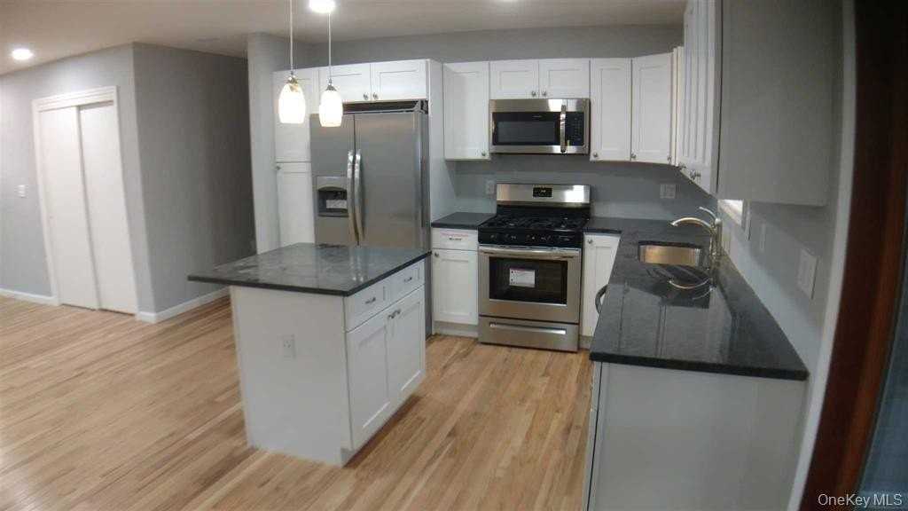 29 Heaney Dr - Photo 5 of 17