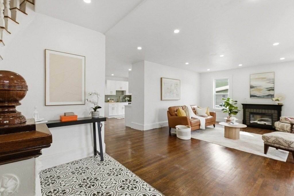 9 Robbins St - Photo 2 of 26