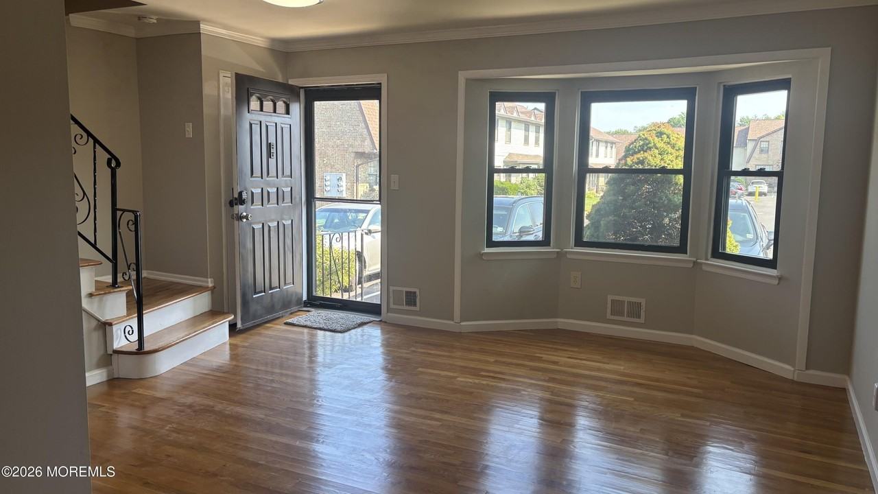 41 Village Green Way - Photo 3 of 23