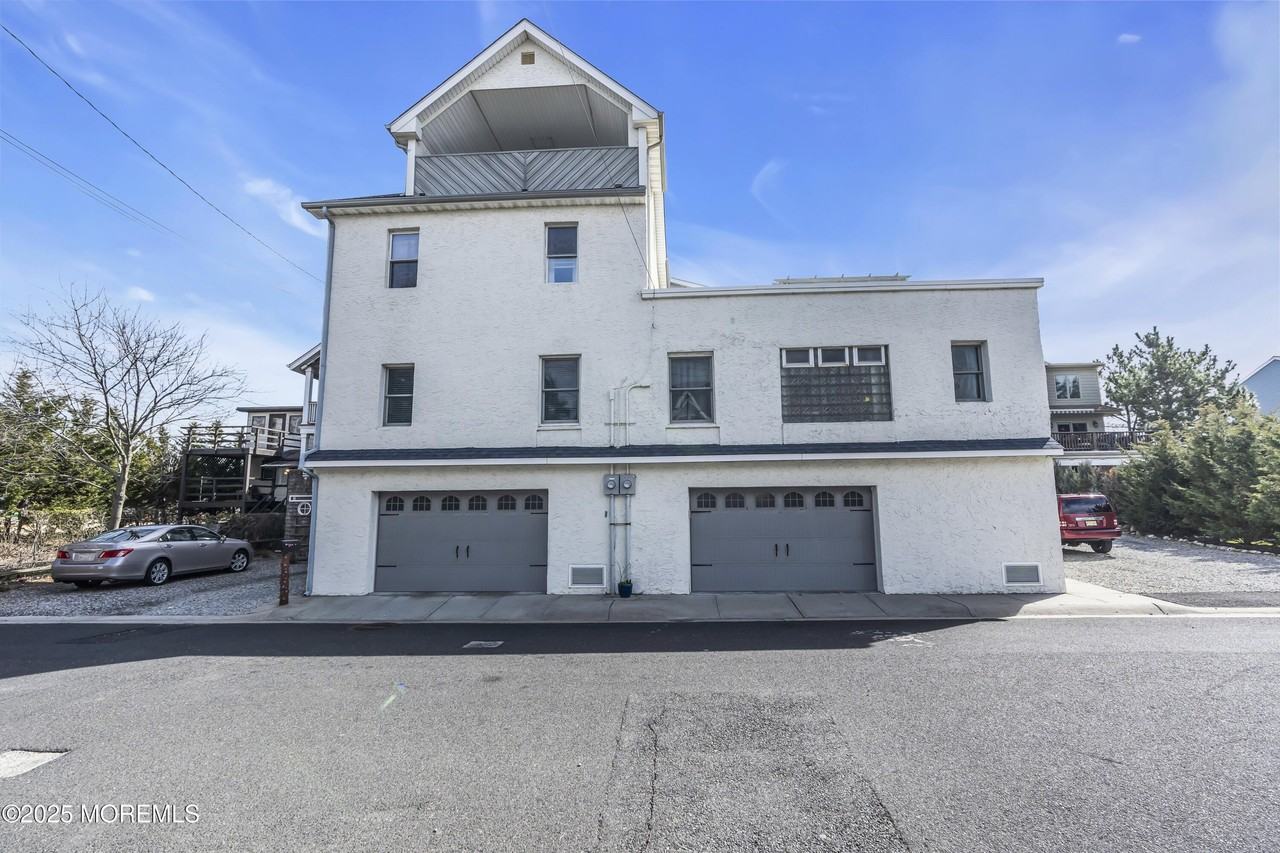 492 Ocean Ave - Photo 5 of 50