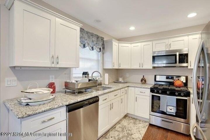272 Hearn Ave - Photo 4 of 10