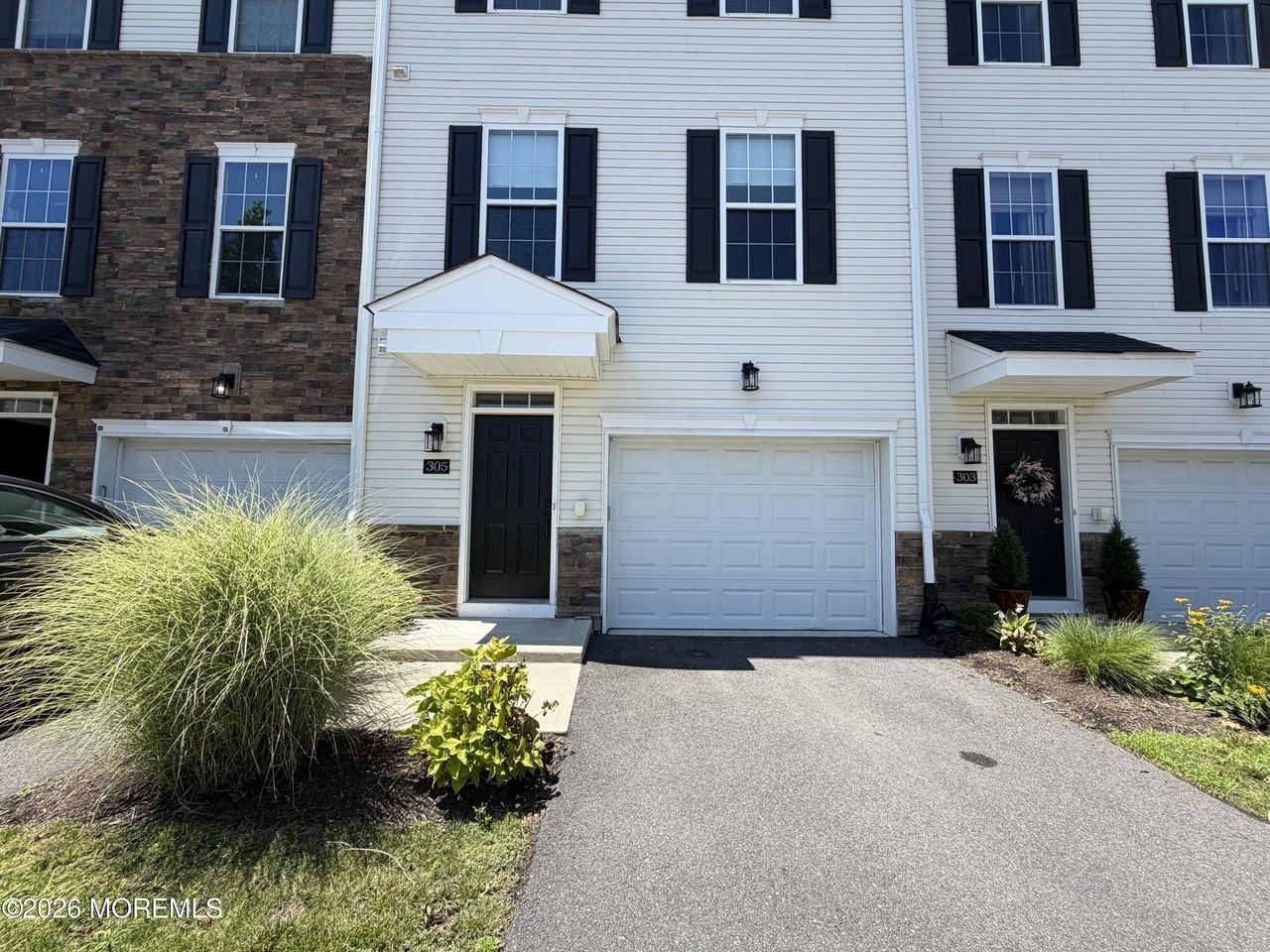 305 Spirit Way - Photo 2 of 33