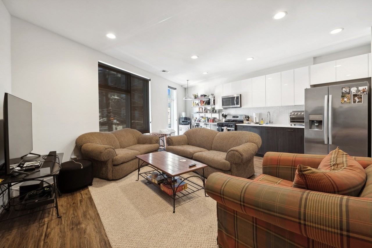 1045 W Cornelia Ave #404 - Photo 2 of 18