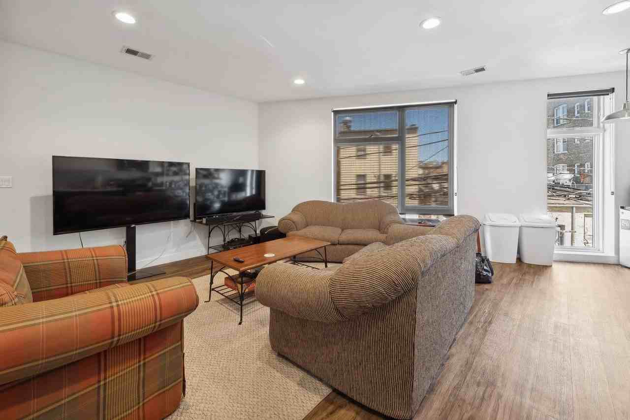 1045 W Cornelia Ave #404 - Photo 3 of 18