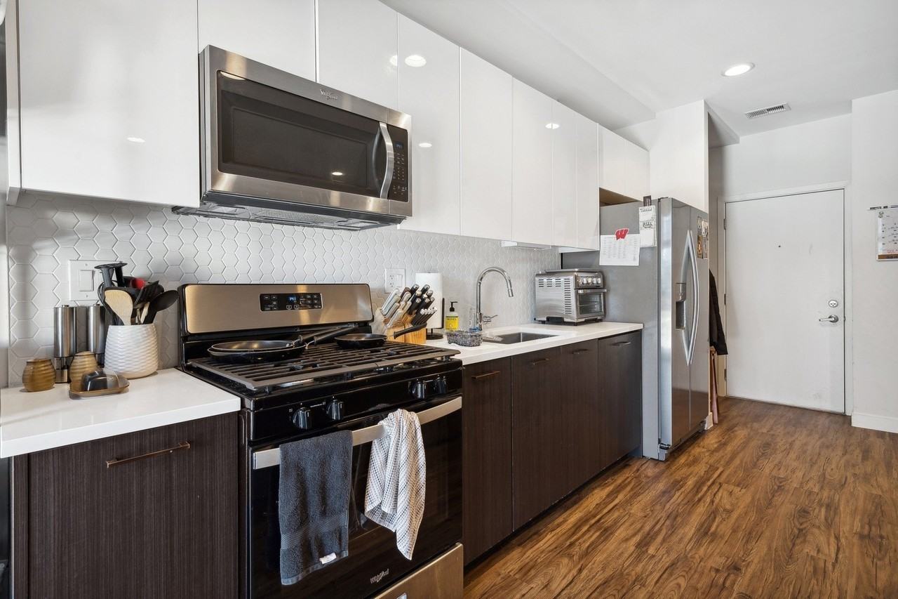1045 W Cornelia Ave #404 - Photo 5 of 18