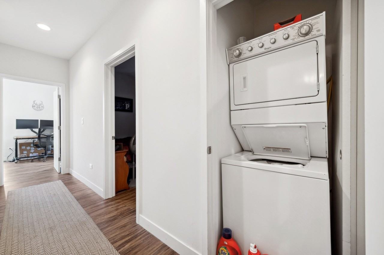 1045 W Cornelia Ave #404 - Photo 6 of 18