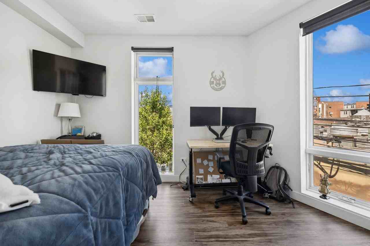 1045 W Cornelia Ave #404 - Photo 7 of 18