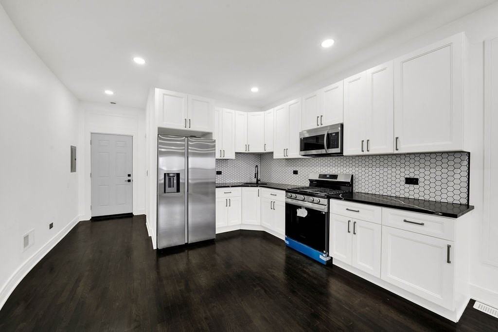 6607 S Oakley Ave #1 - Photo 3 of 11
