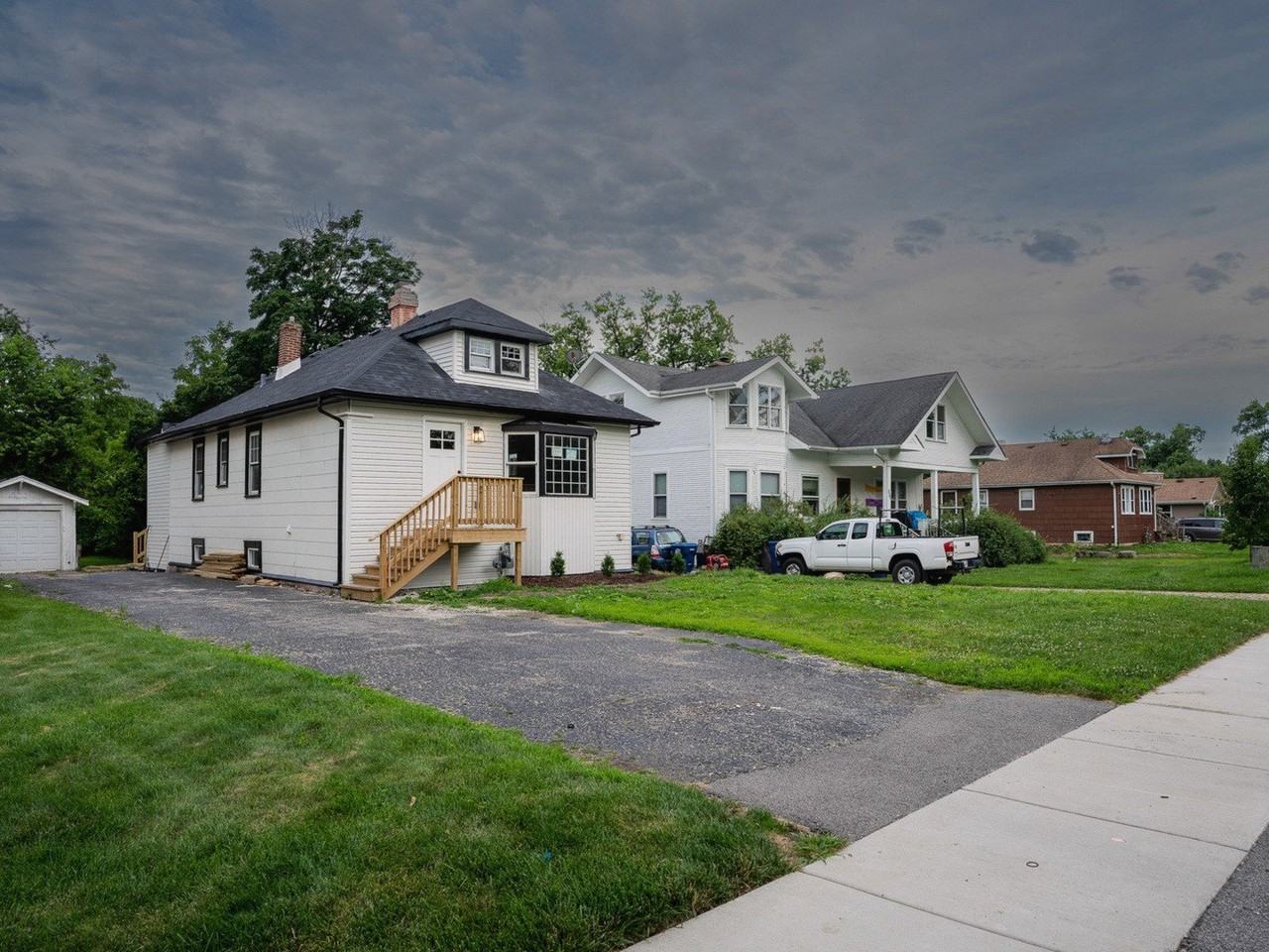 523 S Monterey Ave - Photo 2 of 30
