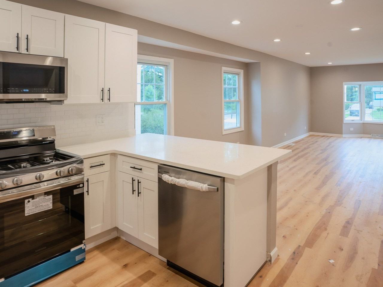 523 S Monterey Ave - Photo 4 of 30