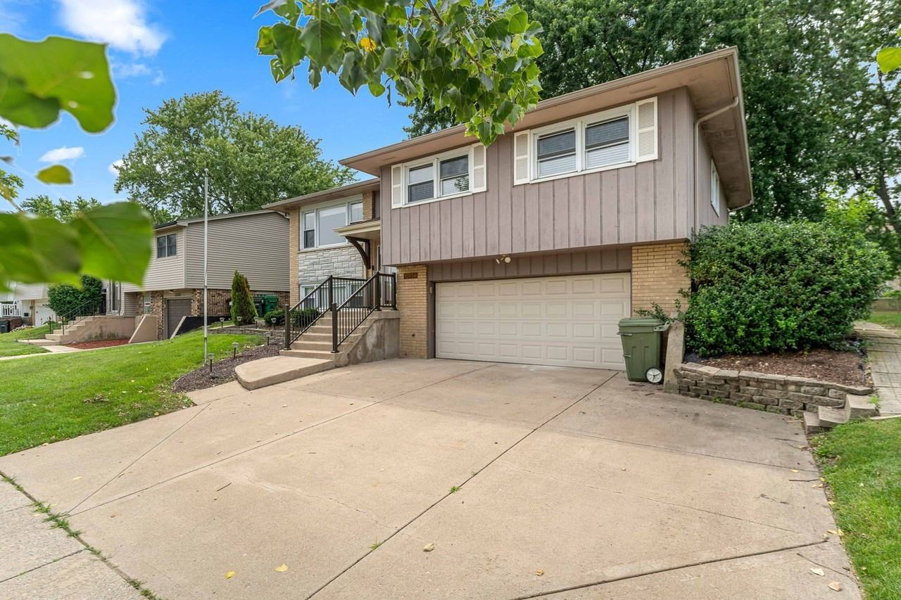 15954 Ozark Ave - Photo 3 of 35
