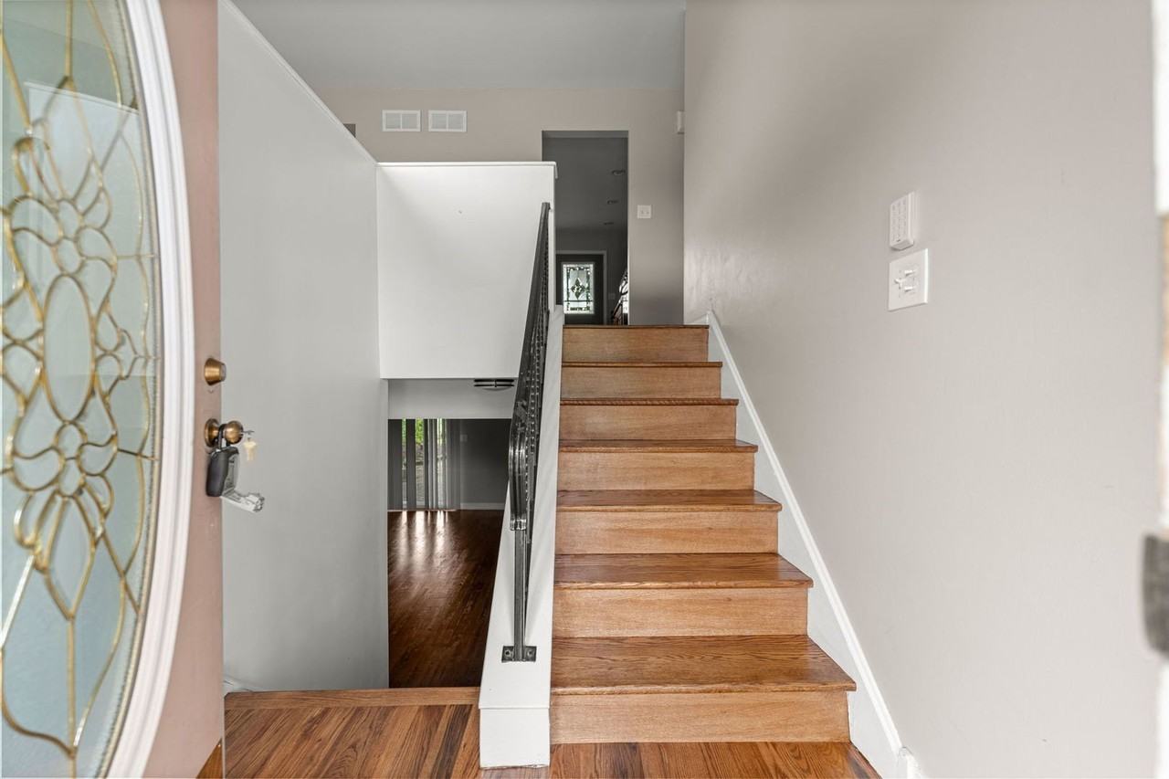 15954 Ozark Ave - Photo 4 of 35