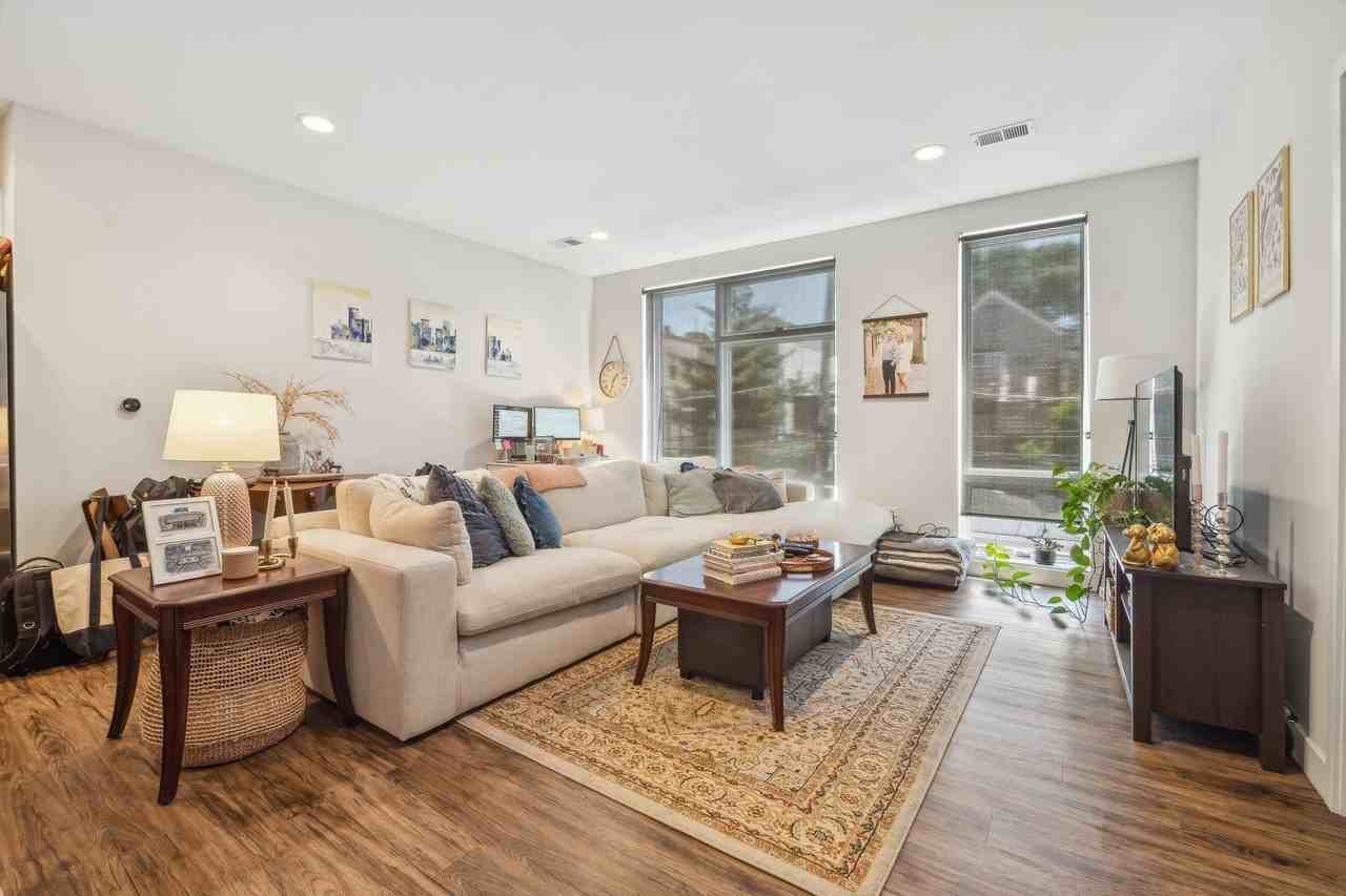 1045 W Cornelia Ave #302 - Photo 3 of 14