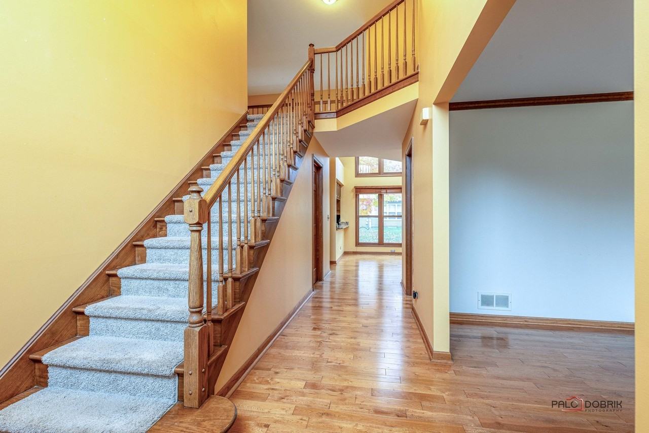 1551 Crowfoot Cir N - Photo 4 of 36