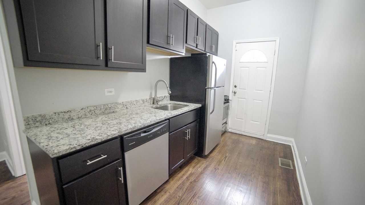 1322 W 18th Pl #1F - Photo 3 of 6