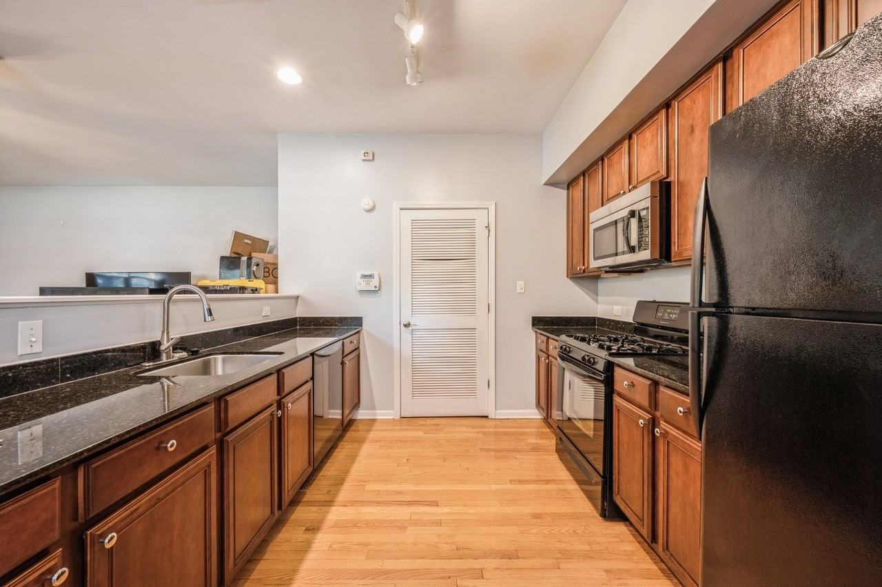 2030 W Warren Blvd #1 - Photo 5 of 13