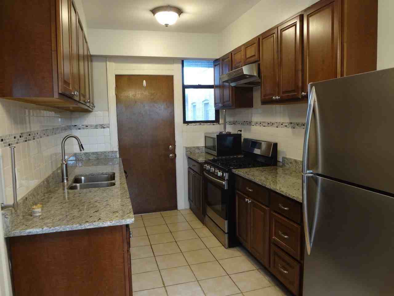 5463 S Ingleside Ave #3W - Photo 4 of 11