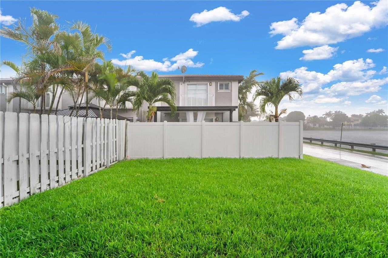 2802 Sw 128th Way - Photo 2 of 8