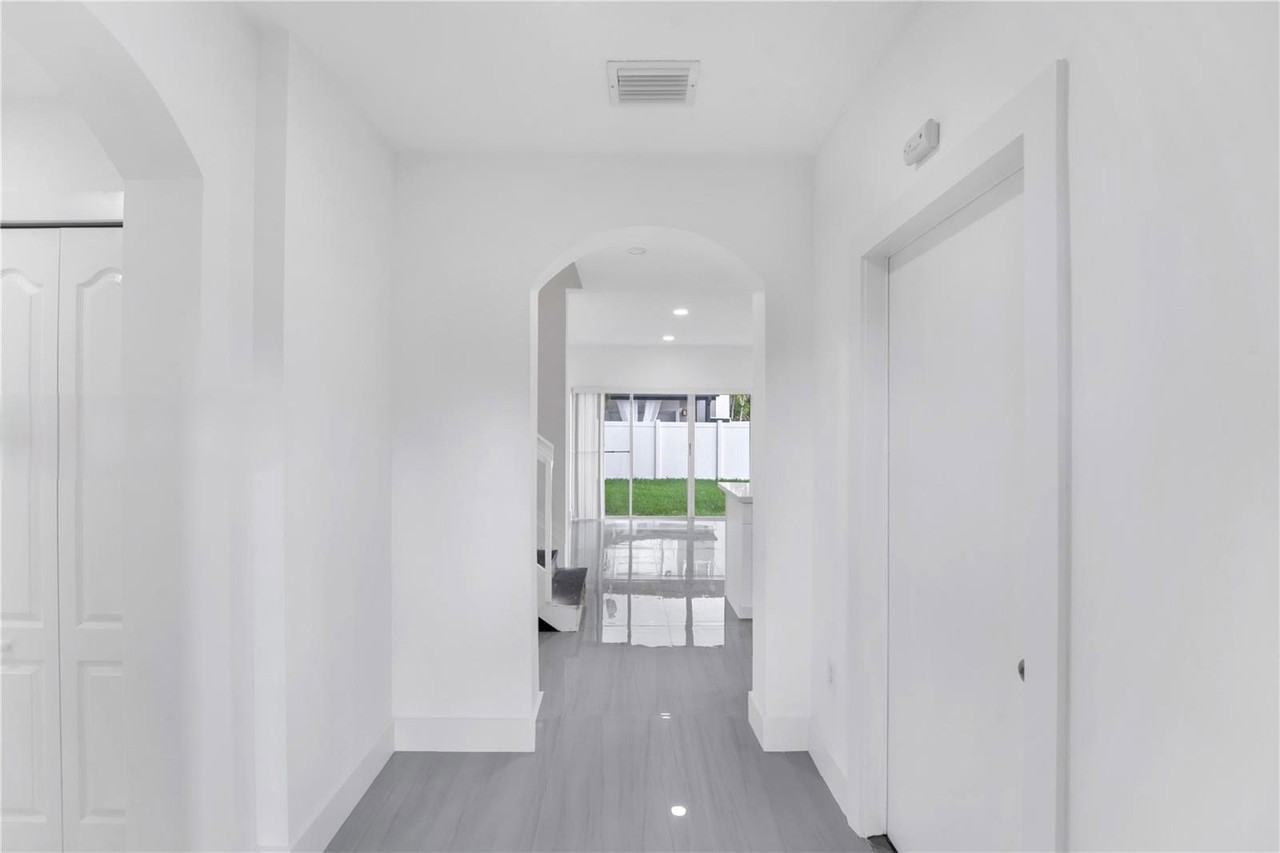 2802 Sw 128th Way - Photo 4 of 8