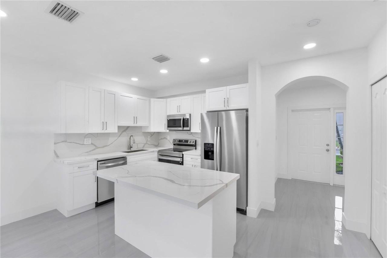 2802 Sw 128th Way - Photo 5 of 8