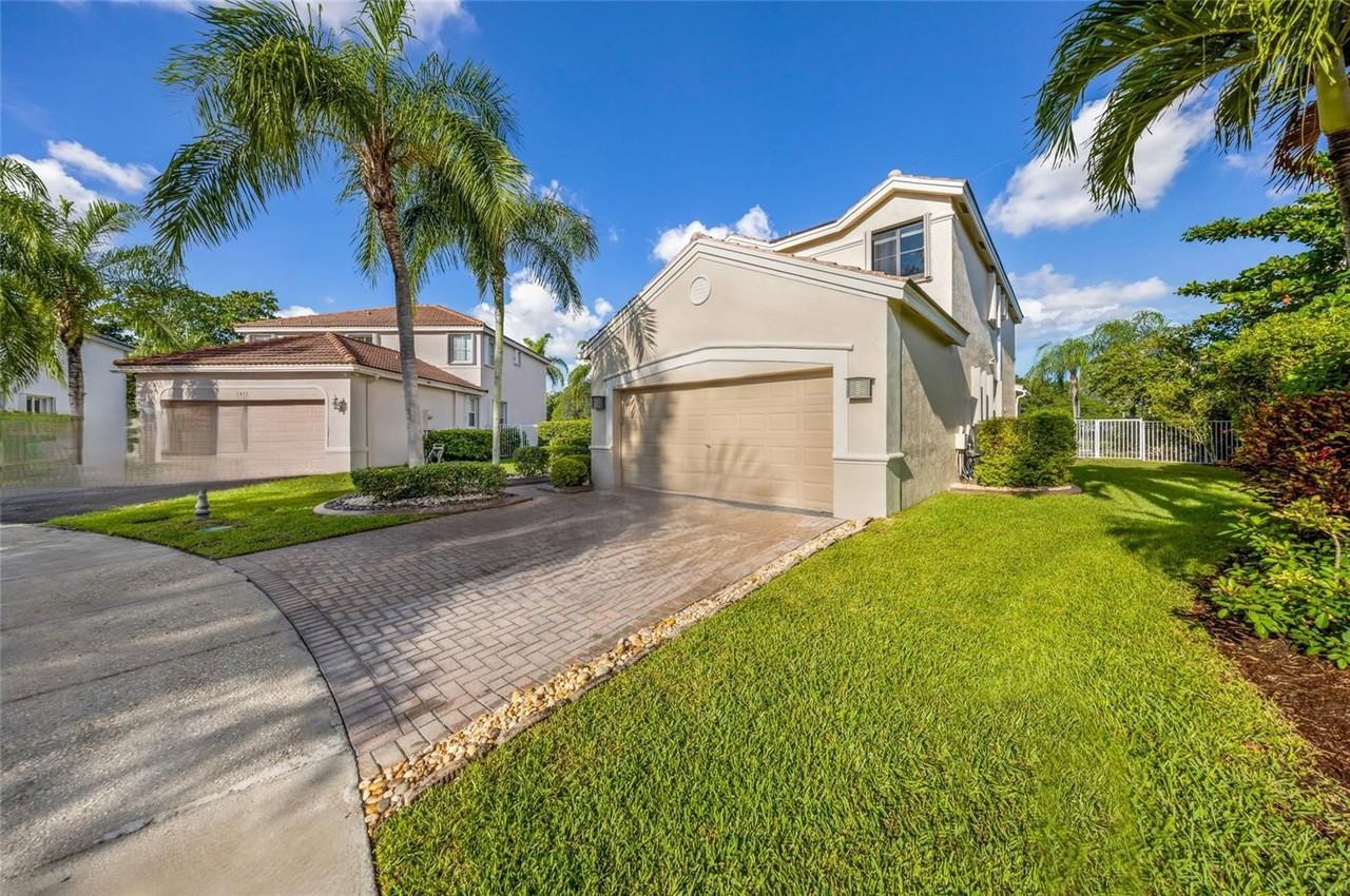 1538 Tamarind Ct - Photo 2 of 8