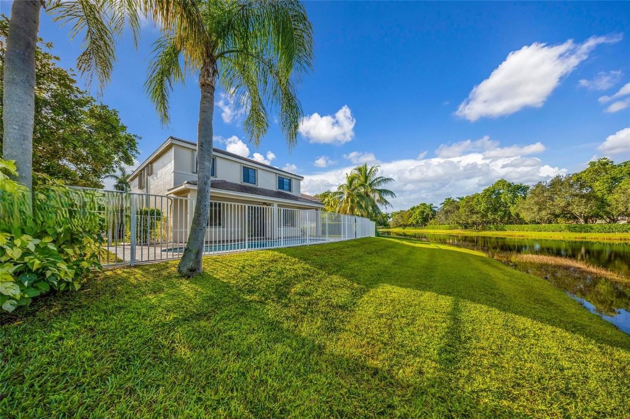 1538 Tamarind Ct - Photo 3 of 8