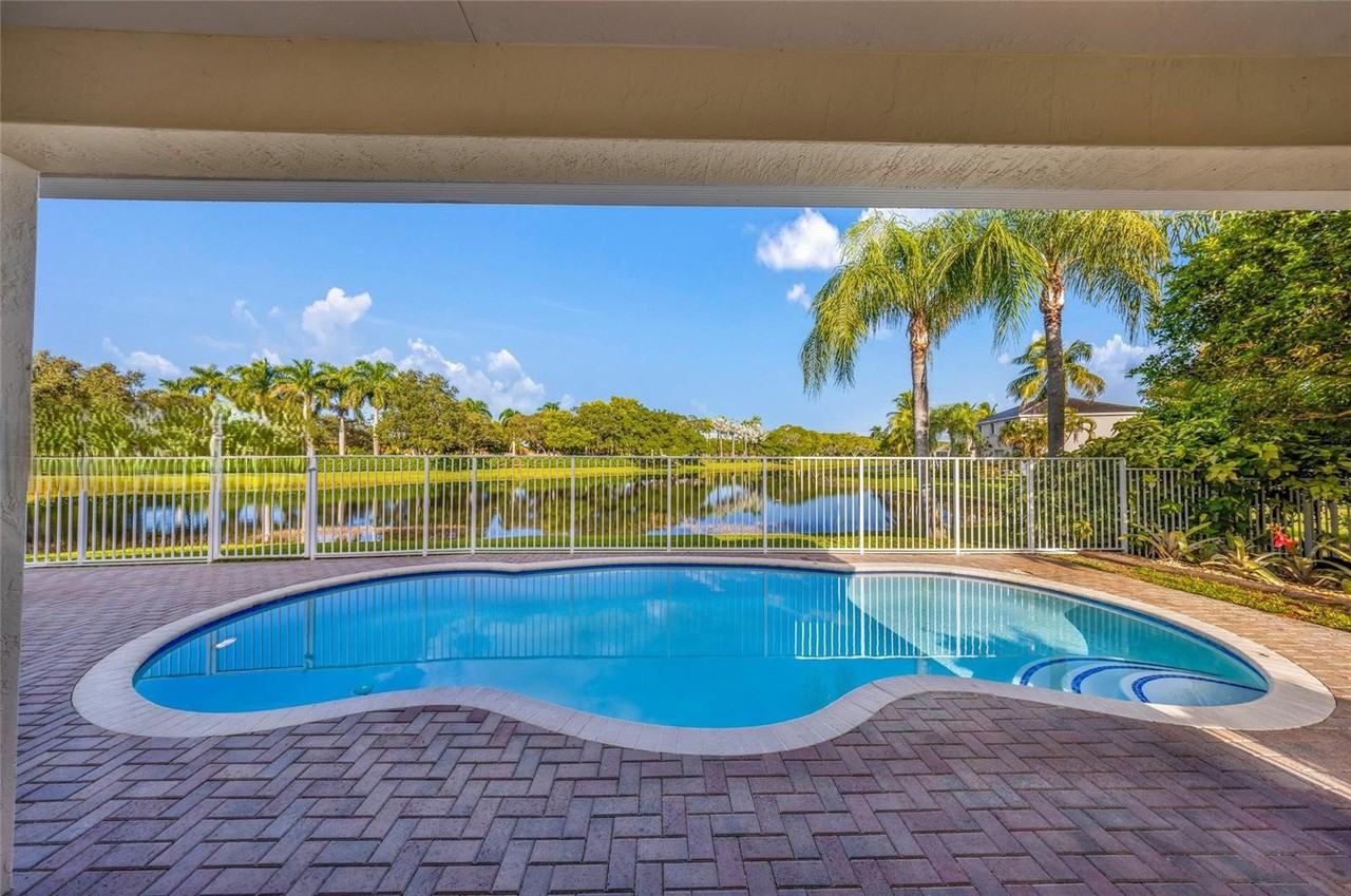 1538 Tamarind Ct - Photo 4 of 8
