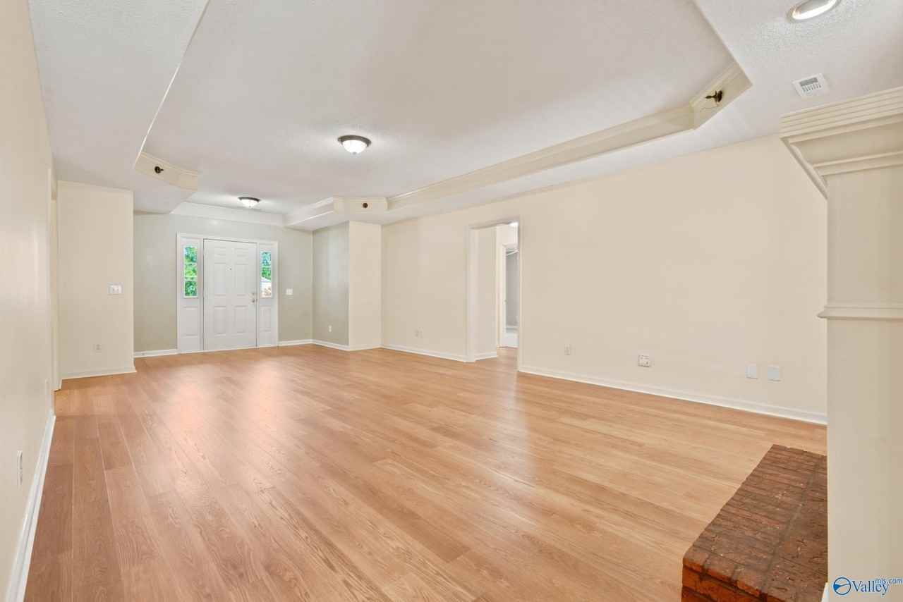 135 Castleton Dr - Photo 4 of 18