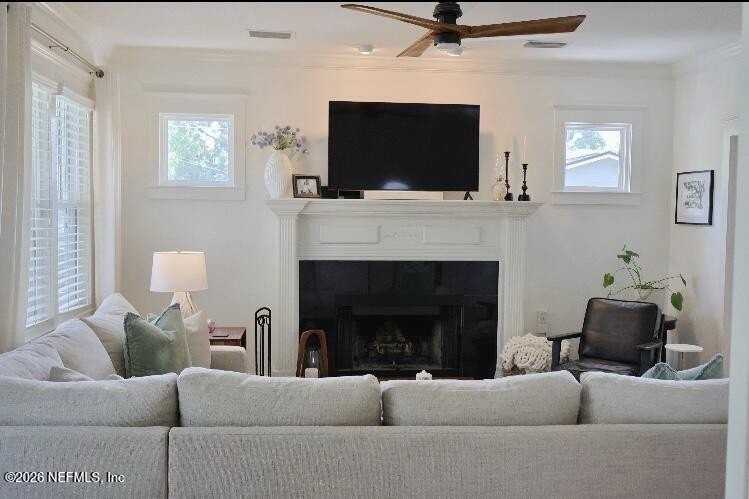 1592 Glendale St - Photo 6 of 40