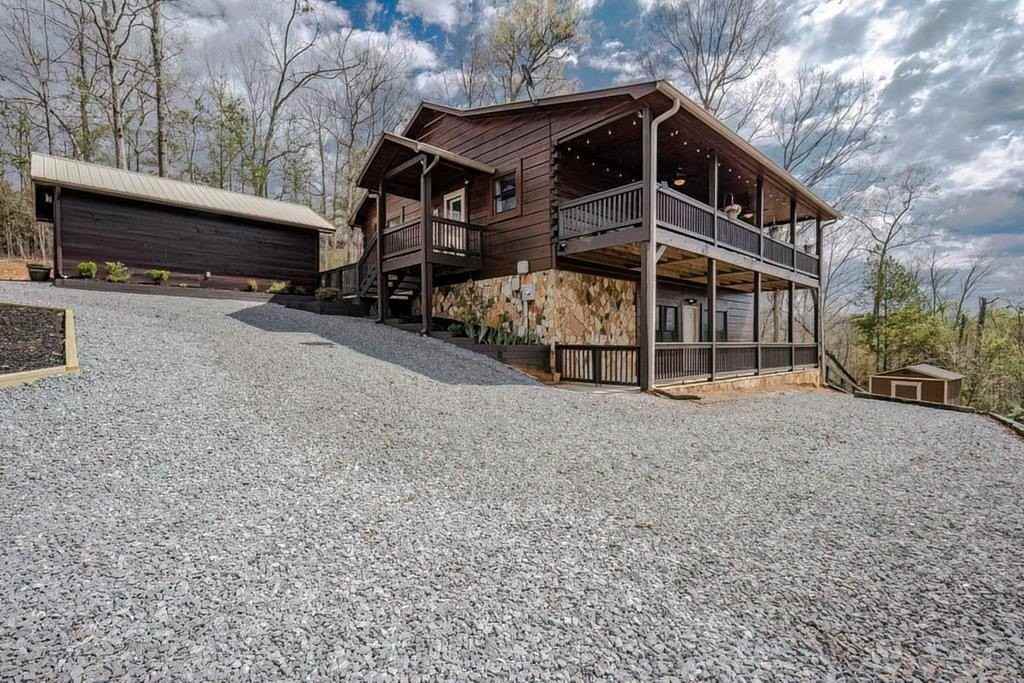 54 Henderson Ln - Photo 2 of 36