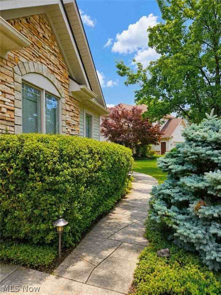 39710 Alsace Ct - Photo 2 of 33