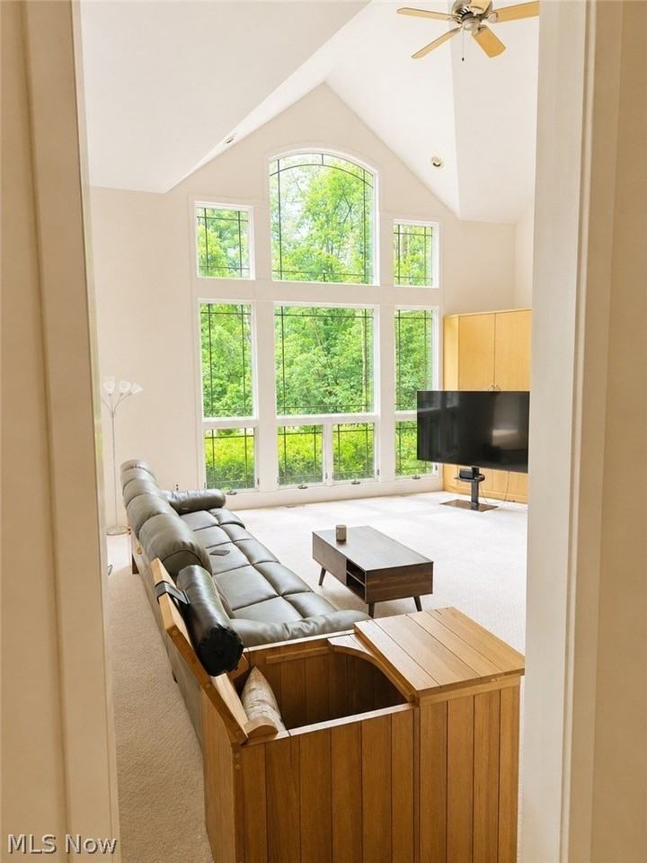 39710 Alsace Ct - Photo 4 of 33